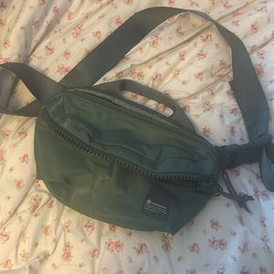 Lululemon all day essentials belt bag 2.5L medium forest/dark forest